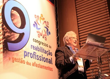 Photo of DPS president Ilene Zeitzer speaking at a Rehabilitation Congress in Campinas, Brazil